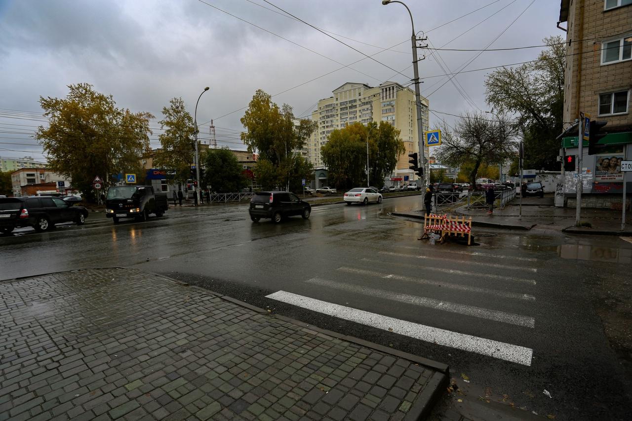 Фото «Заколебали эти пробки 24/7»: водители и пешеходы проклинают перекопанные из-за ремонта улицы Новосибирска 17